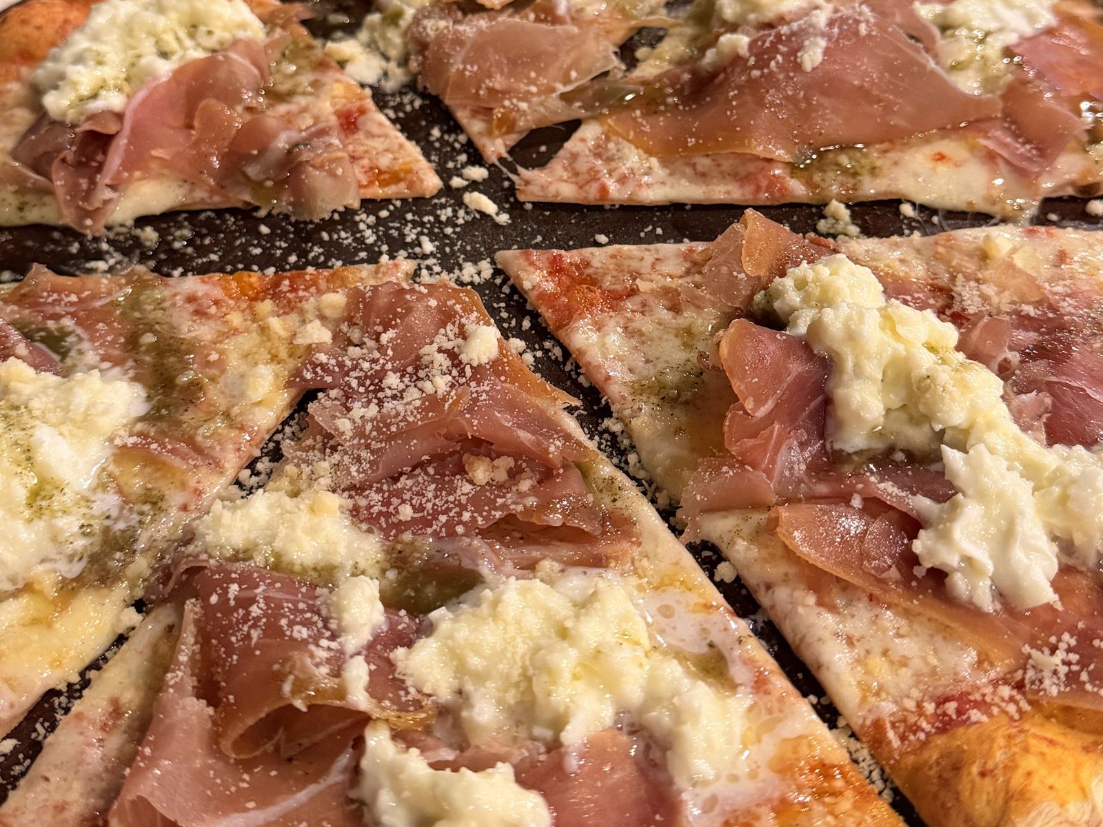 Pizzas de massa fina com presunto cru e queijo na pizzaria Fina Fina, em Jericoacoara
