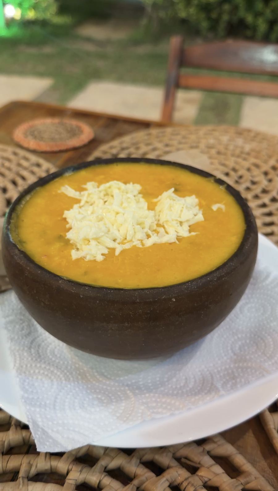 Caldo de quenga com queijo ralado servido numa cumbuca no Bistrô da Dona Ivone, no Preá